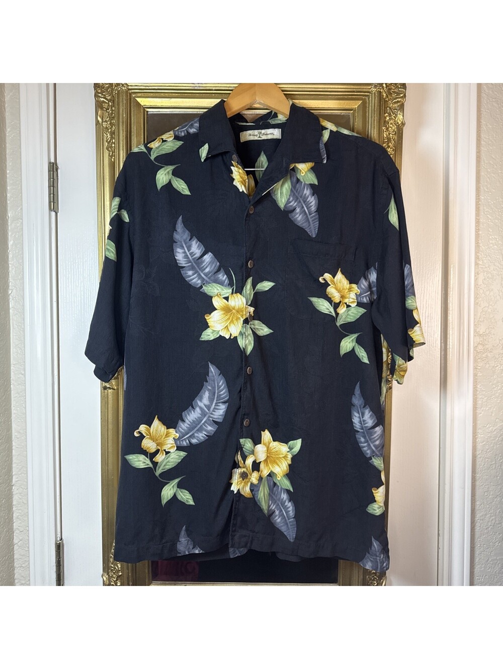 Tommy Bahama 100% Silk Floral Hawaiian Vacation Holiday print CAMP Shirt  L